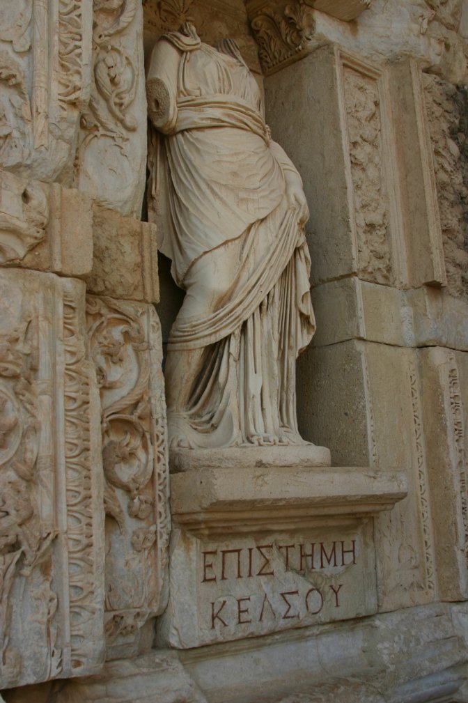 Figure 6 : Statue de l'{Episteme} (le « savoir ») de Celsus, ornant la façade de la bibliothèque d'Éphèse.