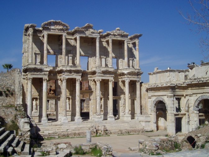 Figure 5 : La bibliothèque de Celsus à Éphèse (IIe s. apr. J. C.)se trouvait au débouché de la rue processionnelle des Curètes, à côté du principal centre commercial de la cité, l'agora tétragone, dont on voit la porte monumentale à droite. 